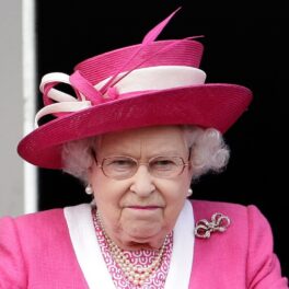 Regina Elisabeta la Epsom Derby în anul 2011. Regina, îmbrăcată în roz, e supărată pentru că nu a câștigat calul ei