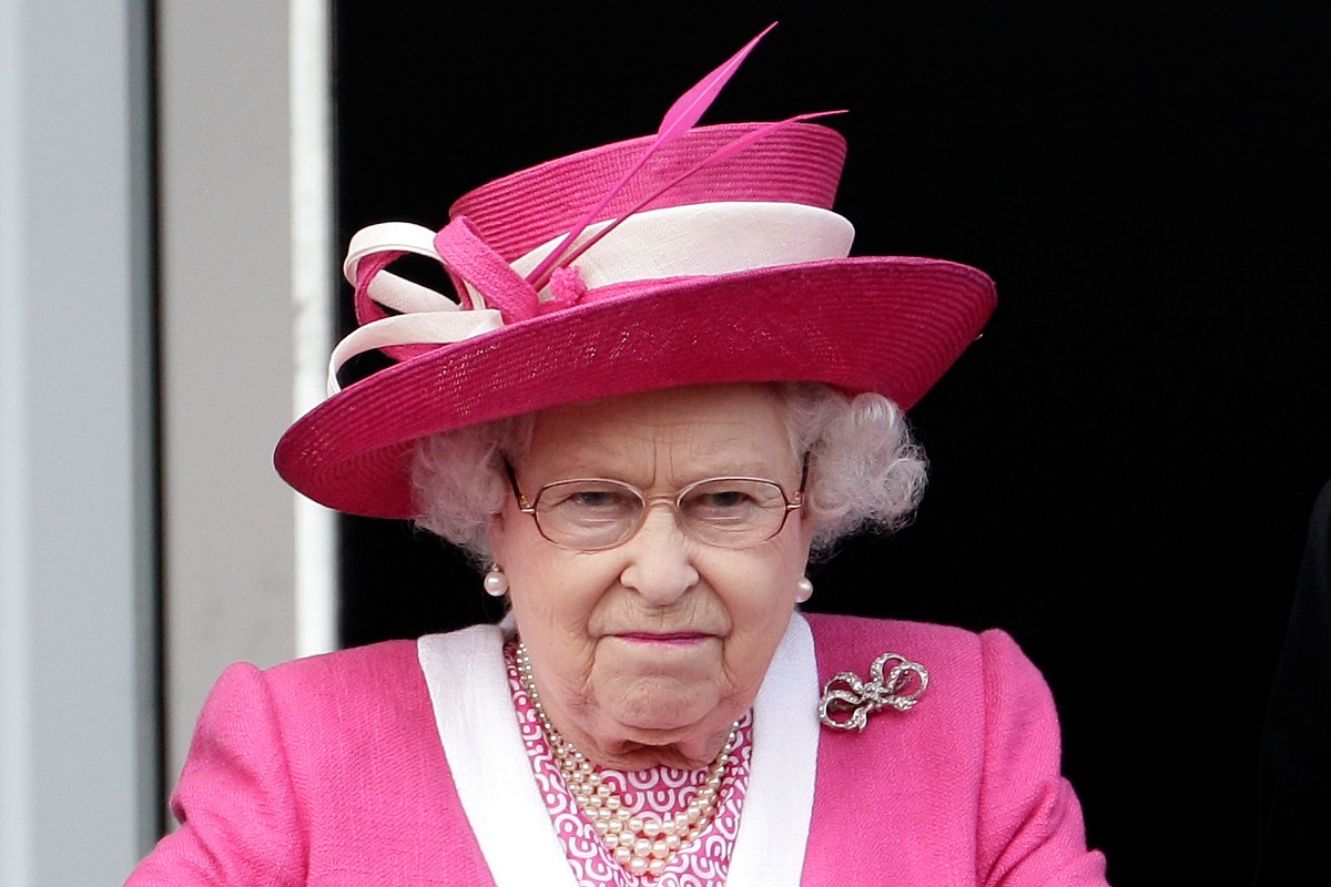 Regina Elisabeta la Epsom Derby în anul 2011. Regina, îmbrăcată în roz, e supărată pentru că nu a câștigat calul ei