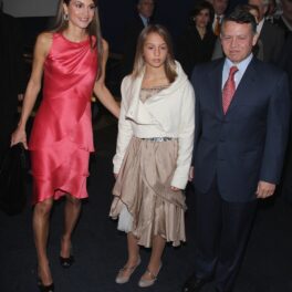 Regina Rania, Regele Iordaniei, Prințesa Iman, la premiera filmului Quantum of Solace, în Paris. Rania poartă o rochie roz, Iman poartă o rochie bej cu o bluză albă, Regele poartă un costum