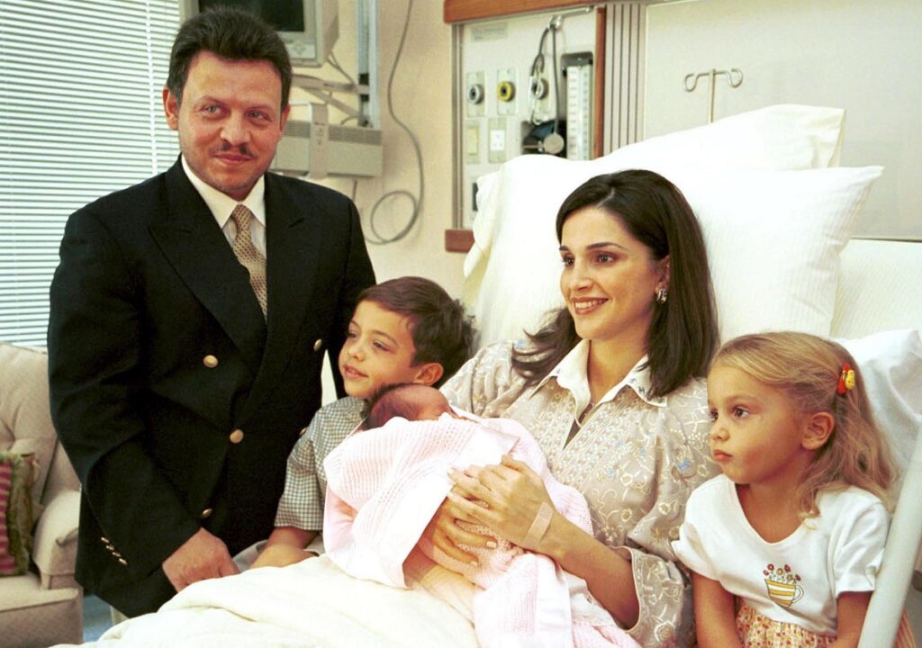 În anul 2000, Regina Rania a născut-o pe Prințesa Salma. Regele, Prințul Hussein, Prințesa Iman au venit să le viziteze în spital