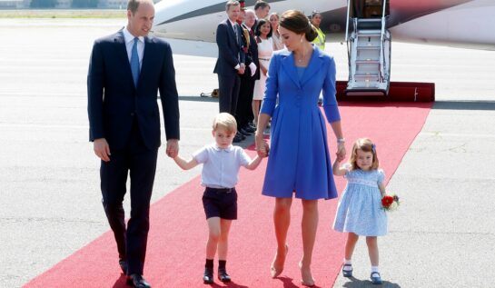 Kate Middleton și Prințul William, Prințul George, Prințesa Charlotte, covor roșu pe aeroport. Avion în spate, Kate poartă o rochie albastră