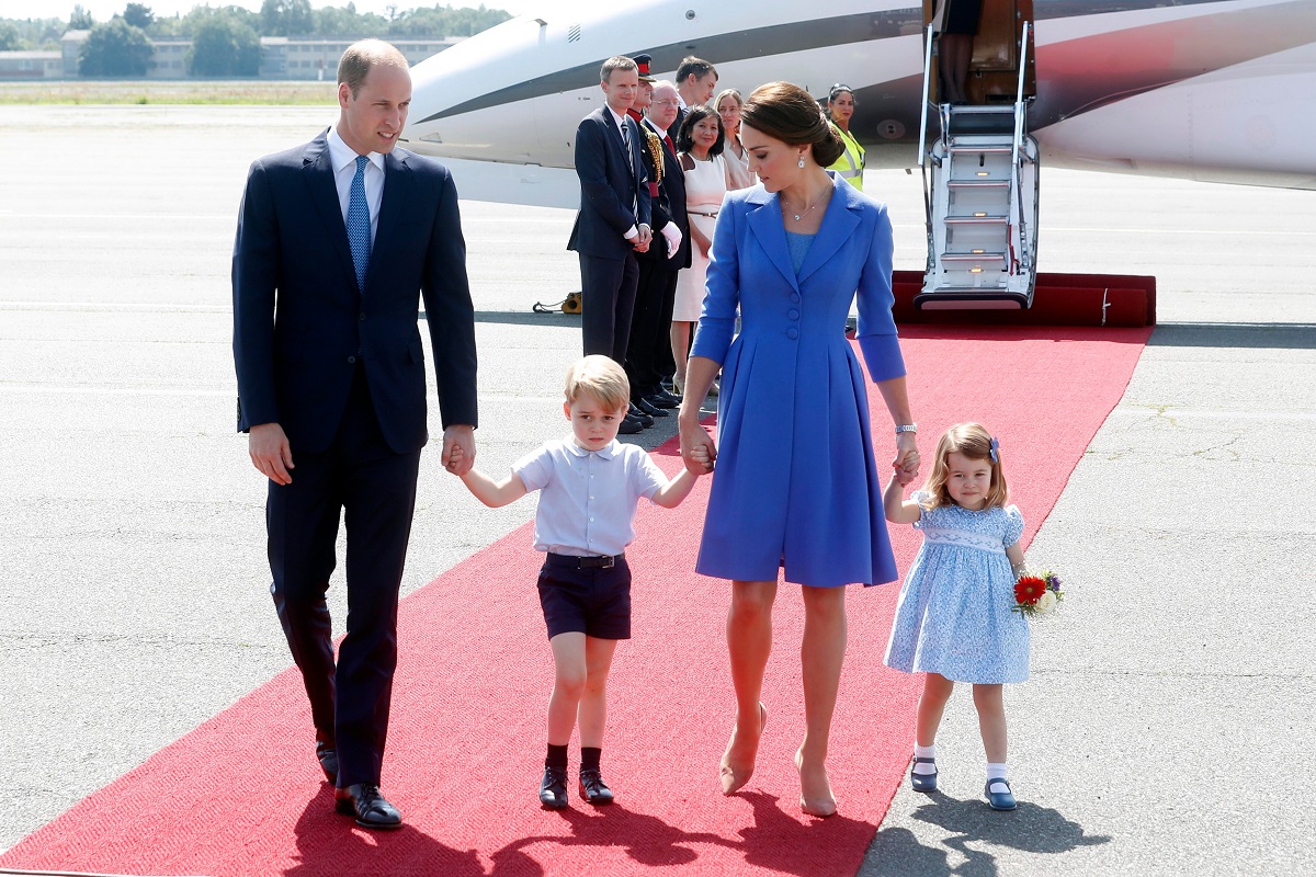 Kate Middleton și Prințul William, Prințul George, Prințesa Charlotte, covor roșu pe aeroport. Avion în spate, Kate poartă o rochie albastră
