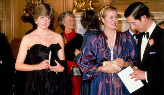 Charles și Diana la un eveniment formal din Monaco, anul 1981. Ea poartă o rochie neagră, fără bretele și plic negru. Charles vorbește cu altă femeie