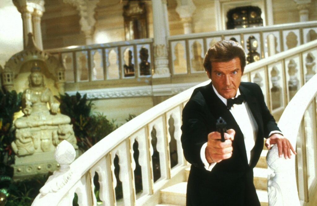 Roger Moore, în filmul Octopussy, în rolul lui James Bond, în 1983