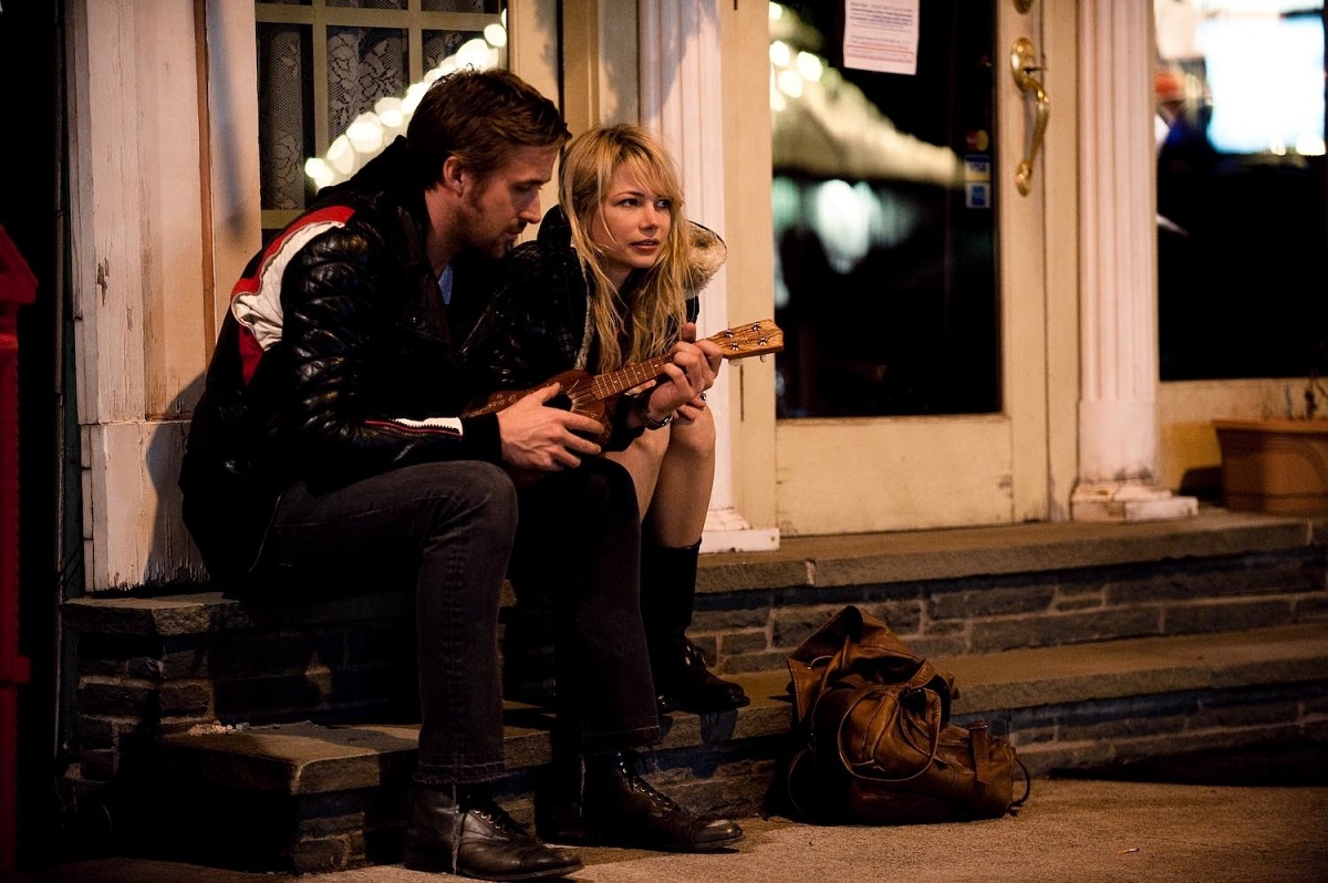 Poză din filmul Blue Valentine cu Ryan Gosling și Michele Williams, care stau pe scări și vorbesc