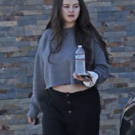 Selena Gomez pe străzile din Los Angeles, după ce a luat prânzul, îmbrăcată într-o bluză gri, cu pantaloni de culoare neagră