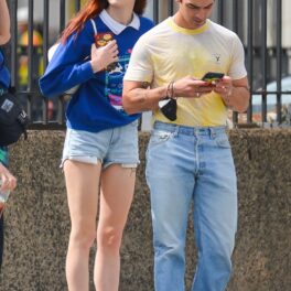 Sophie Turner și Joe Jones pe strazăile din New York. El se uită pe telefon, ea se uită pe stradă. Ea poartă pantaloni scurți și o bluză albastră. El poartă blugi și un tricou galben