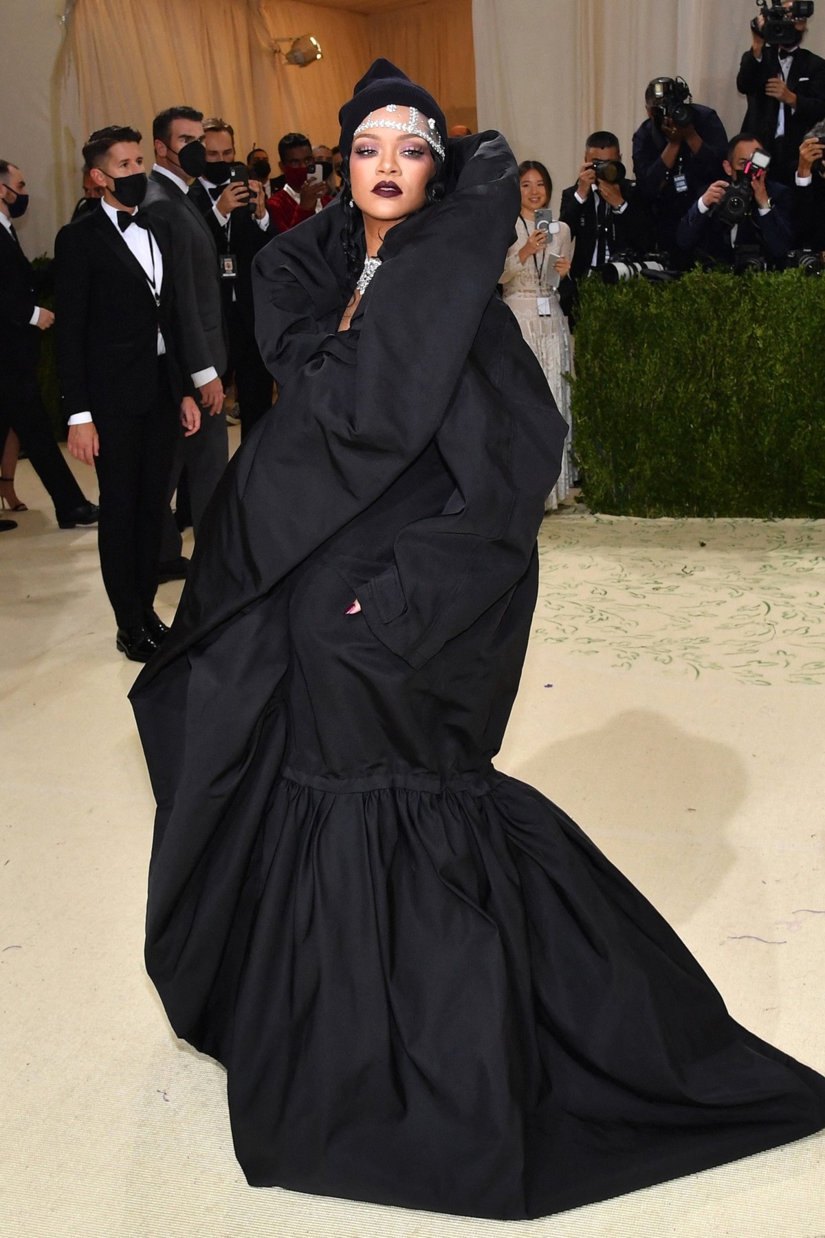 Ținuta Rihannei la Met Gala 2021 în timp ce pozează și este acoperită într-o rochie voluminoasă neagră