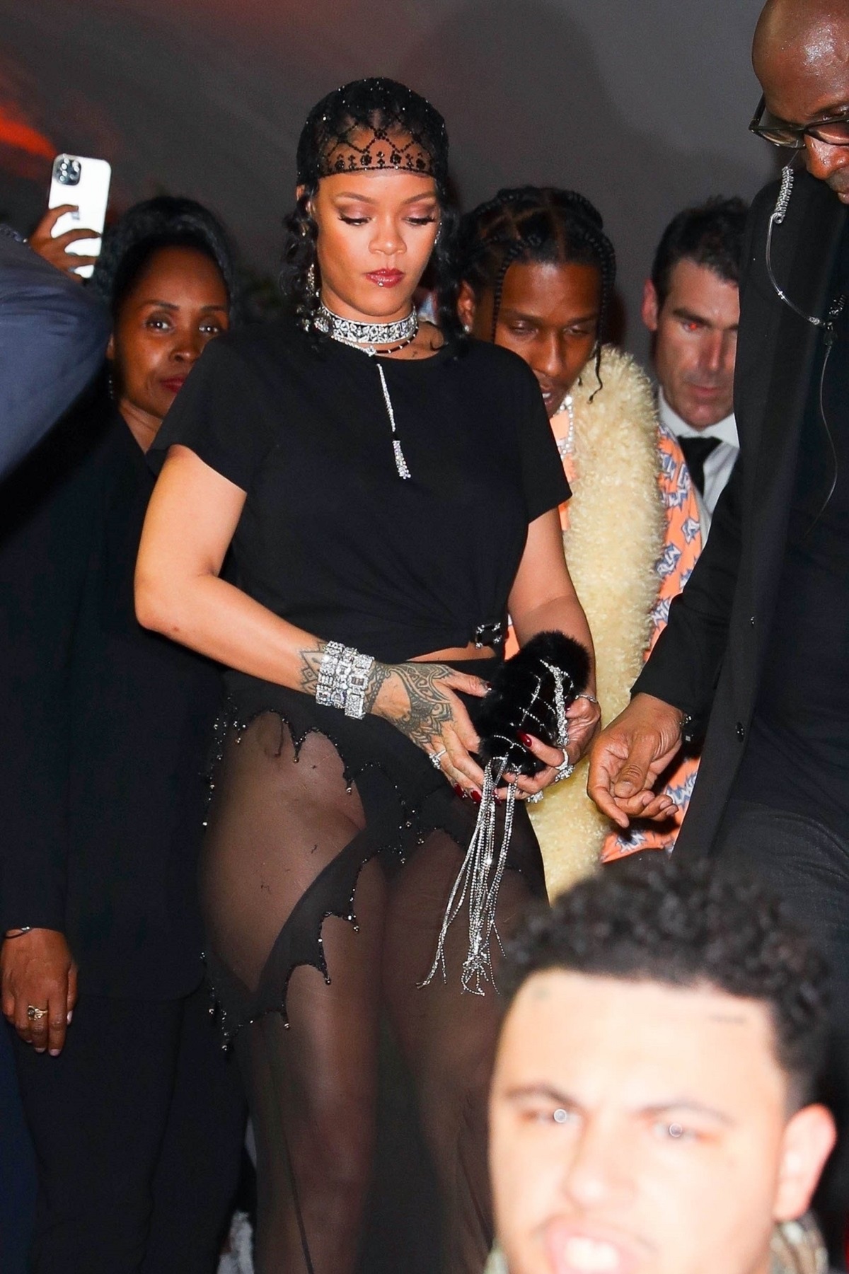 Rihanna într-un tricou negru și o fustă transparentă în timp ce merge la petrecerea dată după Met Gala 2021
