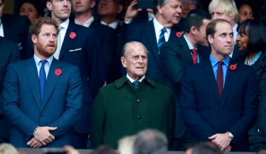 Prințul William, Prințul Harry, Prințul Philip, la finala mondială de rugby, din anul 2015, care s-a ținut în Londra. Philip poartă o haină verde, William și Harry poartă costume închise la culoare