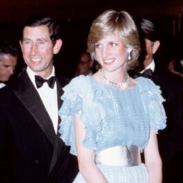 Prințul Charles și Diana au mers într-un tur în Australia în anii 1980. Ea a purtat o rochie albastră, el poartă un costum negru și papion
