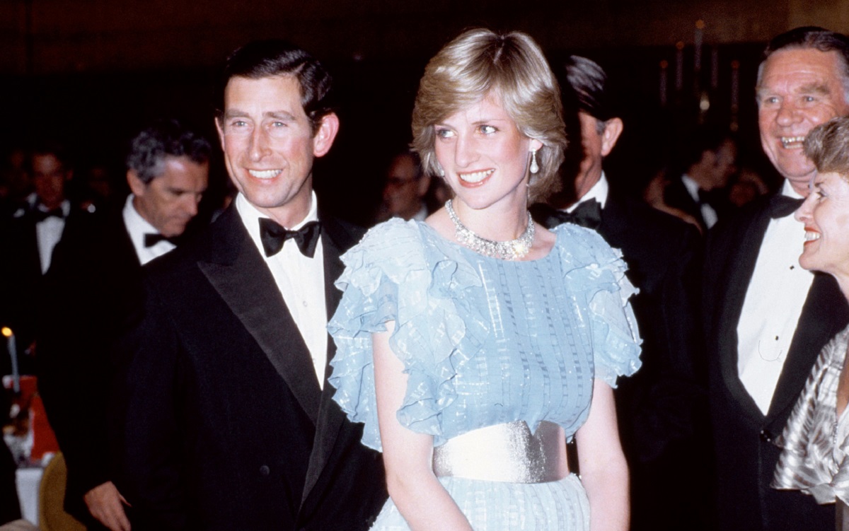 Prințul Charles și Diana au mers într-un tur în Australia în anii 1980. Ea a purtat o rochie albastră, el poartă un costum negru și papion
