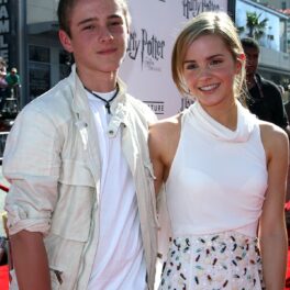 Emma Watson într-o rochie albă care a jucat alături de fratele său într-unul din filmele Harry Potter