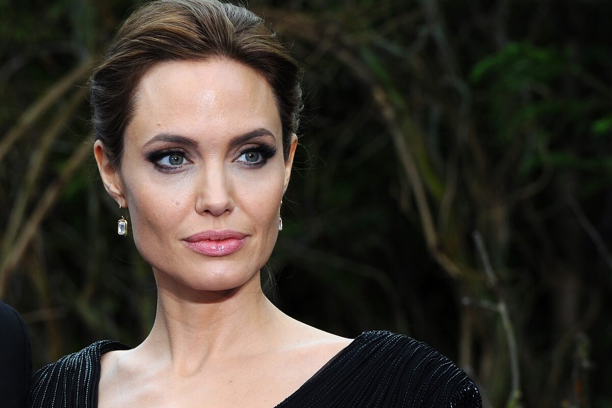 Angelina Jolie într-o rochie neagră la premiera filmului Maleficent