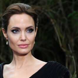 Angelina Jolie într-o rochie neagră la premiera filmului Maleficent
