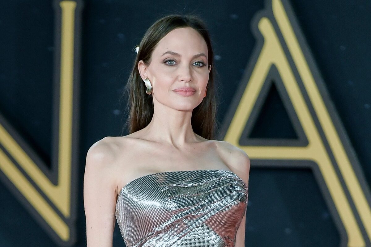 Angelina Jolie a strălucit într-o rochie argintie la premiera filmului Eternals din Roma alături de fiicele sale