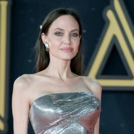 Angelina Jolie a strălucit într-o rochie argintie la premiera filmului Eternals din Roma alături de fiicele sale