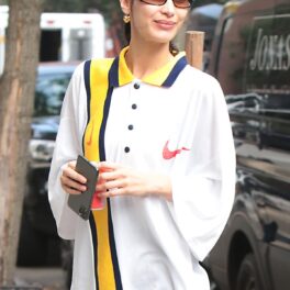 Bella Hadid a purtat o rochie albă cu dungi galbene și o pereche de ochelari de soare