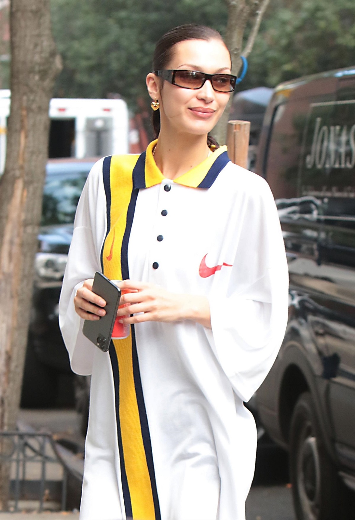 Bella Hadid a purtat o rochie albă cu dungi galbene și o pereche de ochelari de soare