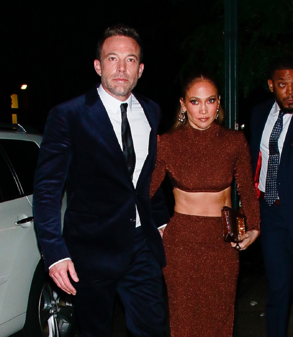 Ben Affleck la costum negru alături de Jennifer Lopez în timp ce sosesc la Premiera Filmului The Last Duel din New York