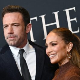 Jennifer Lopez zâmbind alături de Ben Affleck la premiera filmului The Last Duel din New York