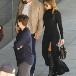 Ben Affleck într-o ținută casual în timp ce o ține de mână pe Jennifer Lopez la o întâlnire ținută la premiera filmului The Tender Bar