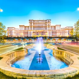 O fotografie de peisaj cu o fântână din Piața Unirii din București și Casa Poporului reprezentând cele mai instagramabile locuri din București