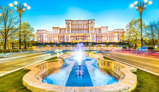 O fotografie de peisaj cu o fântână din Piața Unirii din București și Casa Poporului reprezentând cele mai instagramabile locuri din București