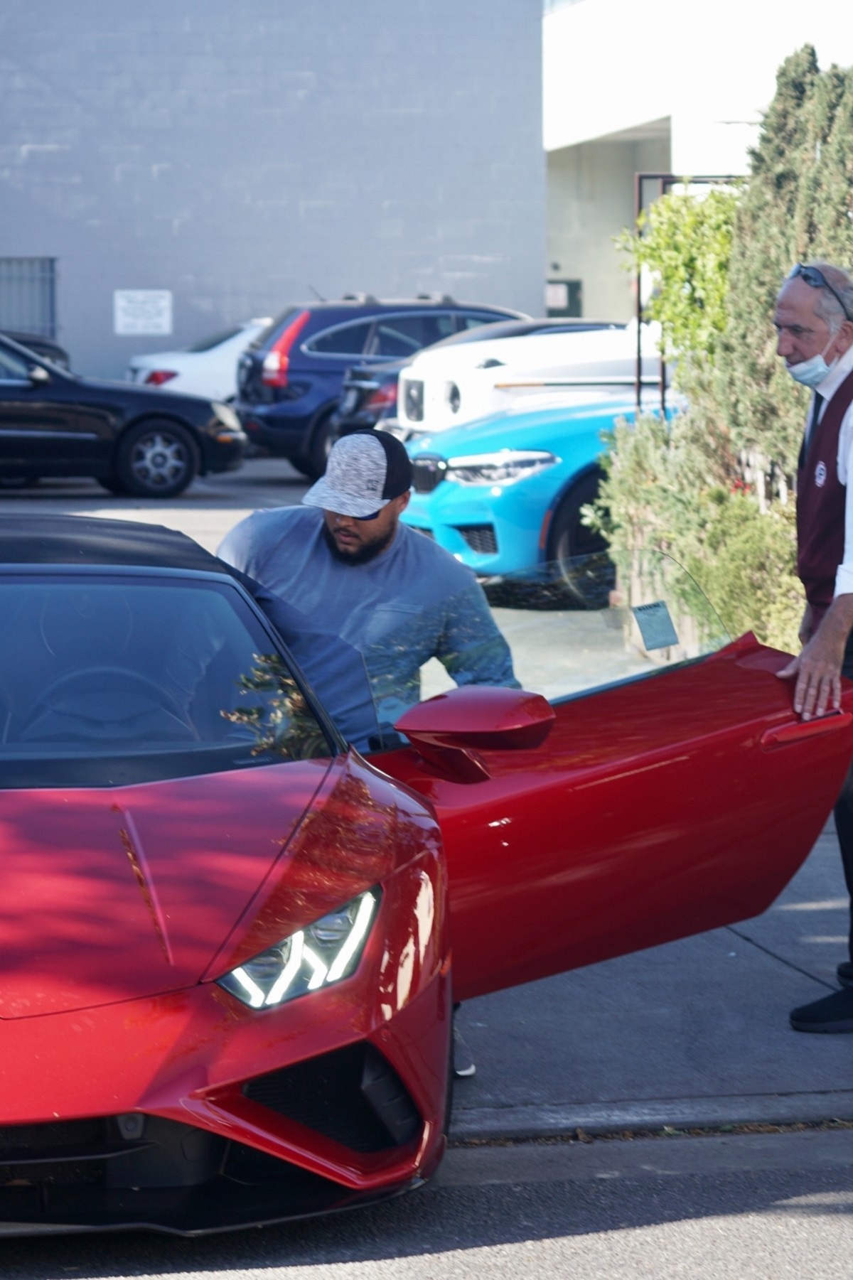 Connor Cruise în timp ce urcă într-o mașină roșie în Los Angeles