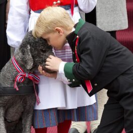 Unul dintre cei mai cunoscuți copii ai Familiilor Regale din Europa, Prințul Sverre a fost surprins în timp ce își îmbrățișa cââinele. Poartă haine negre, accesorizate cu roșu