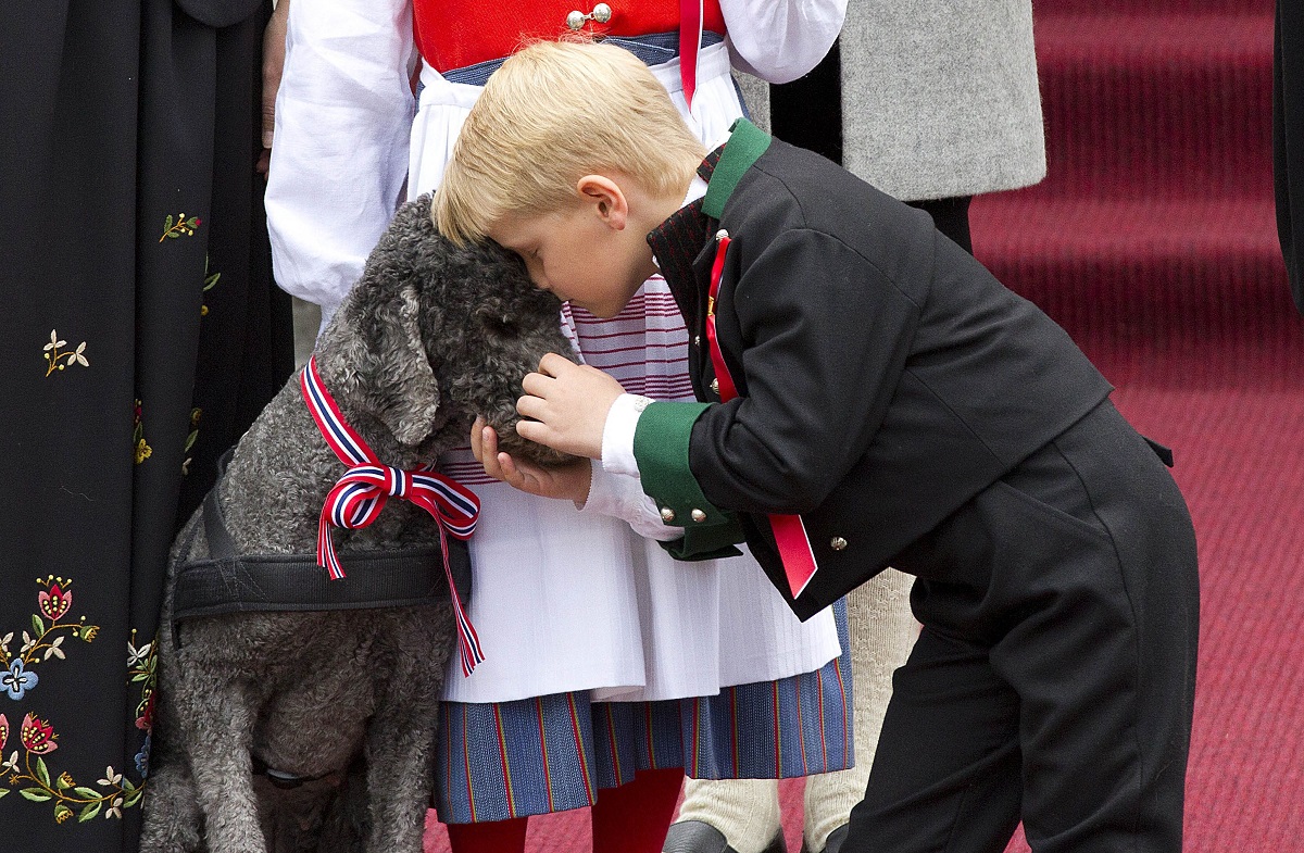 Unul dintre cei mai cunoscuți copii ai Familiilor Regale din Europa, Prințul Sverre a fost surprins în timp ce își îmbrățișa cââinele. Poartă haine negre, accesorizate cu roșu