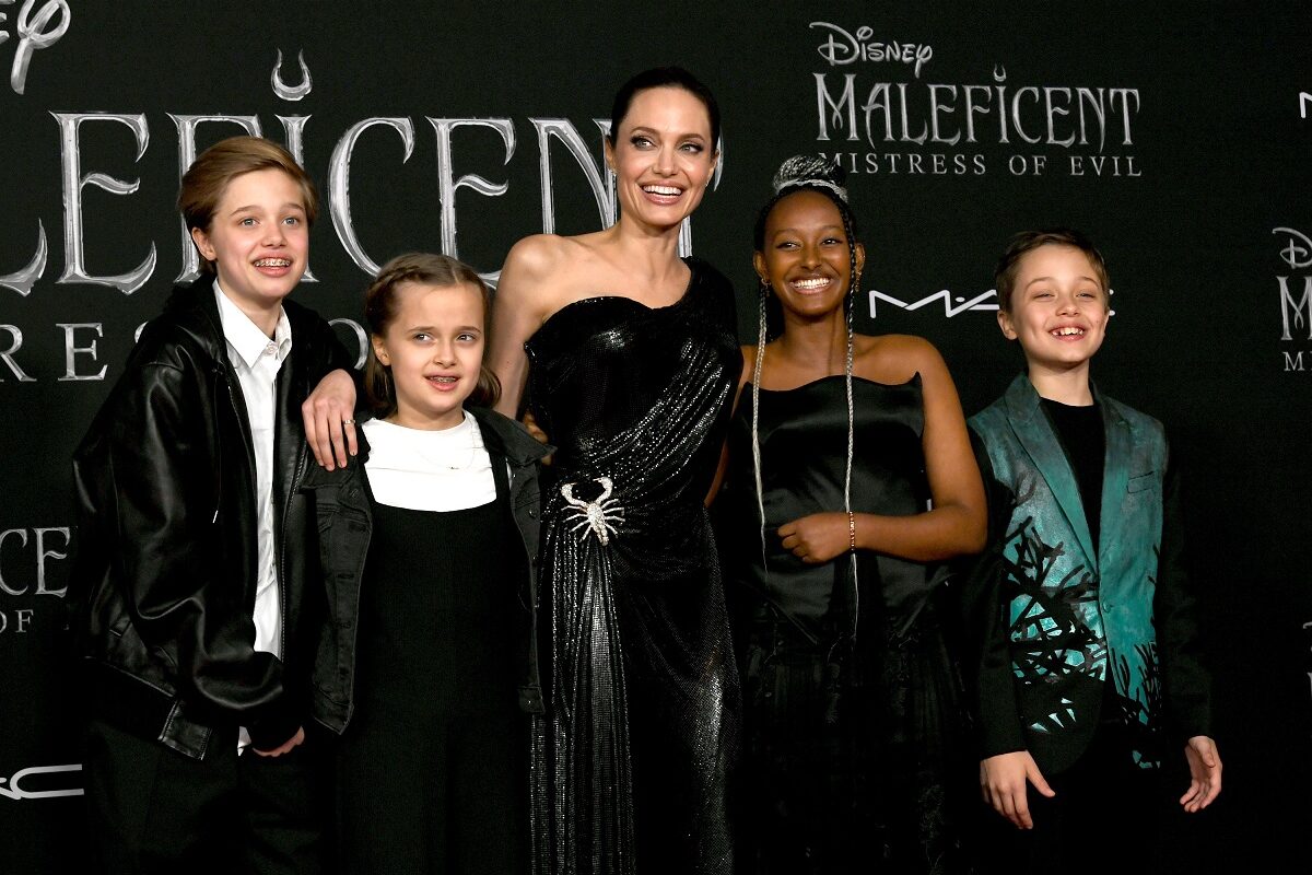 Angelina jolie, pe covorul roșu al Maleficent: Mistress Of Evil, din 2019, California, alături de copiii ei Zahara, Shiloh, Knox și Vivienne. Angelina poartă o rochie neagră,