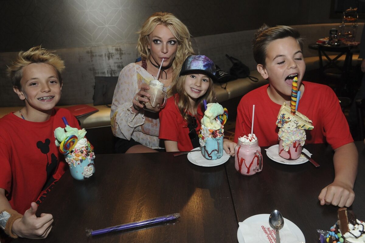 Britney Spears și fiii ei în 2017, Florida. Copiii poartă roșu, Britney poartă crem. Stau toți la o masă și mănâncă. Nu mulți știu Cum arată fiii lui Britney Spears