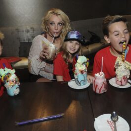Britney Spears și fiii ei în 2017, Florida. Copiii poartă roșu, Britney poartă crem. Stau toți la o masă și mănâncă. Nu mulți știu Cum arată fiii lui Britney Spears
