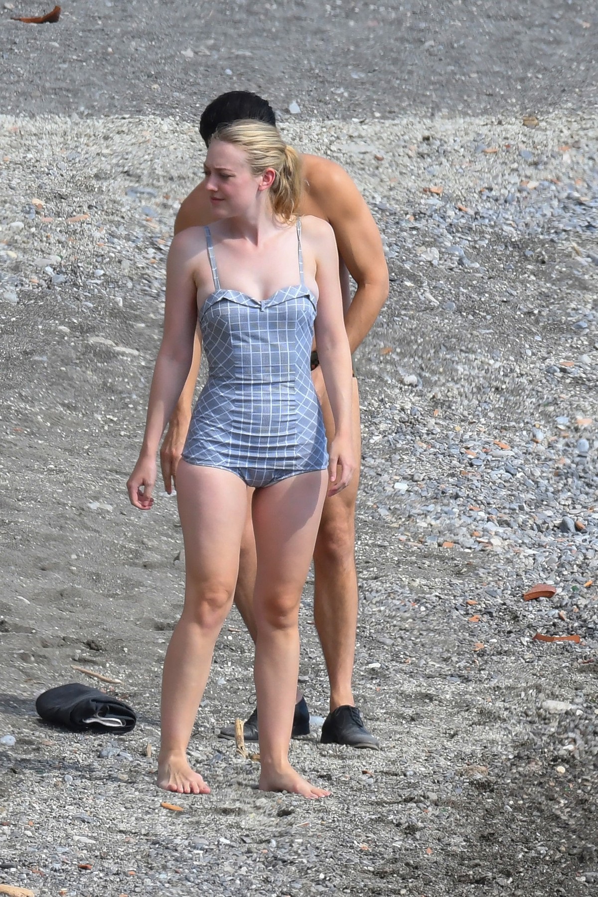 Dakota Fanning pe plaja din Italia într-un costum de baie întreg