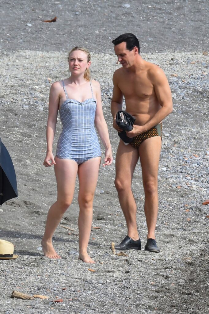 Dakota Fanning a purtat un costum de baie întreg pe plaja din Italia alături de colegul său de platou Andrew Scott