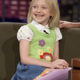 Dakota Fanning în copilărie în timp ce participă la un show de televiziune