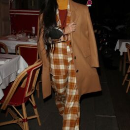 Demi Moore a impresionat într-un costum din două piese în carouri la o cină din paris alături de fiica sa
