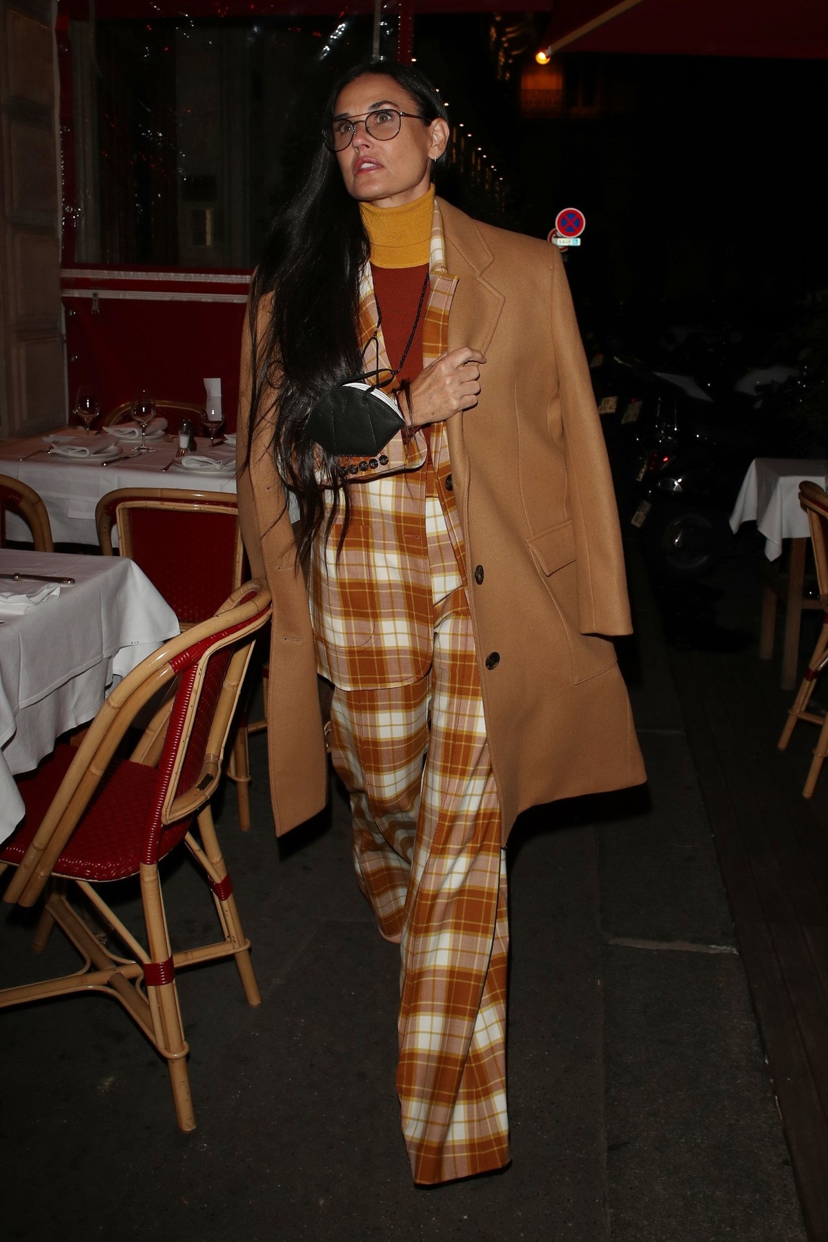 Demi Moore a impresionat într-un costum din două piese în carouri la o cină din paris alături de fiica sa