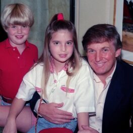 Eric Trump, Ivanka Trump și Donald Trump într-o fotografie de familie