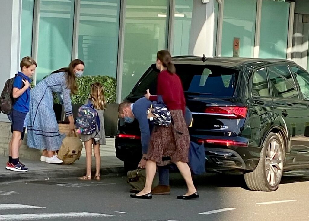 Ducii de Cambridge în timp ce coboară din mașină și se îndreaptă către aeroportul din Londra