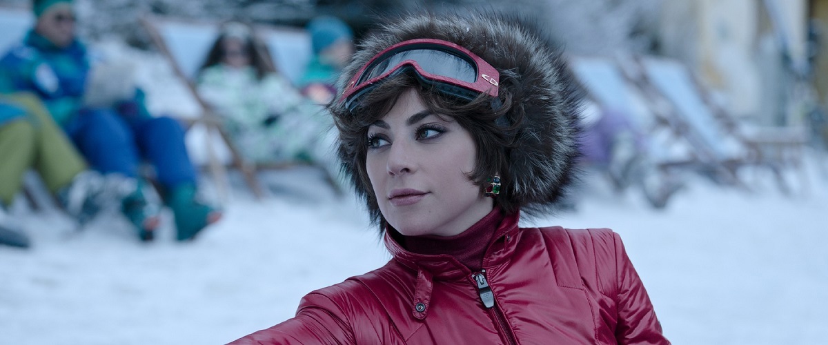 Actrița Lady Gaga într-un costum de schi în timp ce interpretează un rol în pelicula House Of Gucci, unul din cele cinci filme noi pe care trebuie să le vezi în luna noiembrie 2021