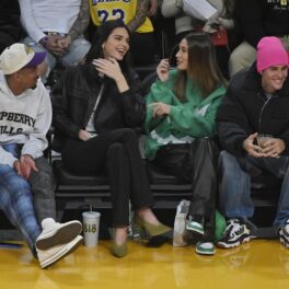 Hailey Bieber alături de Justin Bieber, Kendall Jenner și iubitul acesteia la un meci de baschet din Los Angeles