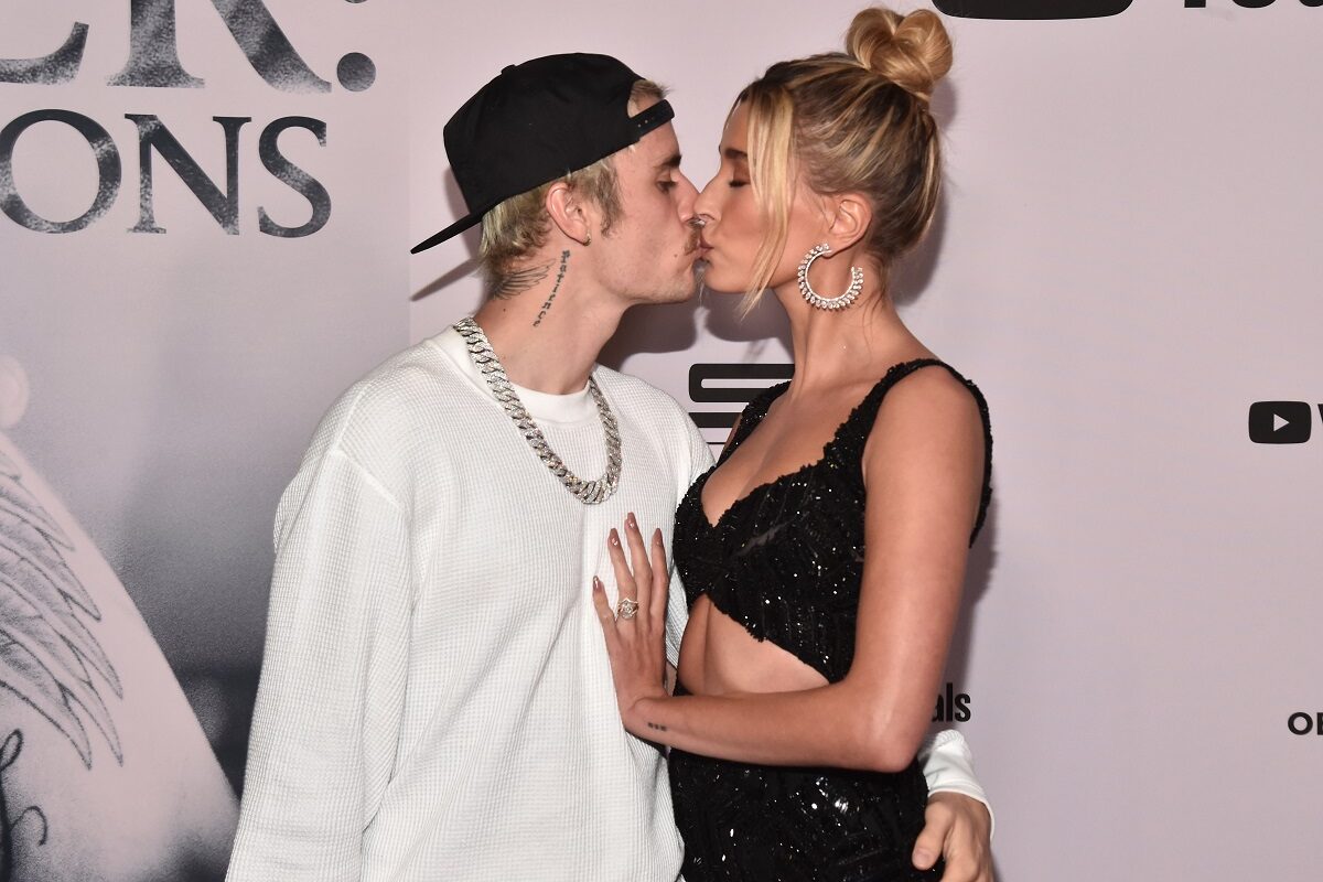 Justin Bieber în timp ce își sărută soția, pe Hailey Bieber