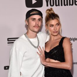 Hailey Bieber într-o rochie neagră și Justin Bieber într-un hanorac alb în ipostaze tandre la premiile oferite de Youtube