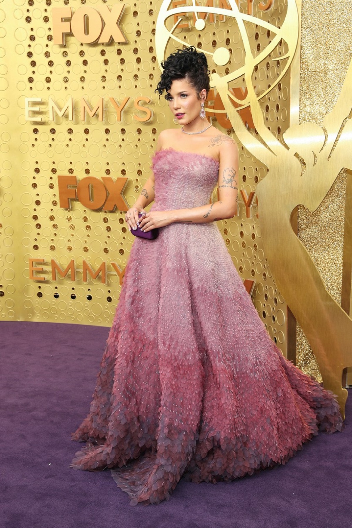 Artista Halsey într-o rochie violet pe covorul roșu la Gala Premiilor Emmy 2019