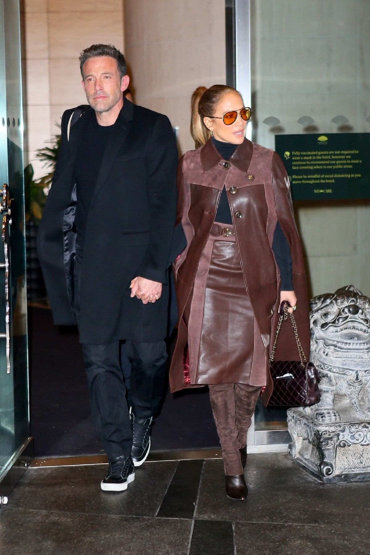 Jennifer Lopez a adoptat un trend nou și a purtat o ținută maro atunci când a ieșit de mână cu Ben Affleck la cumpărături în NewYork