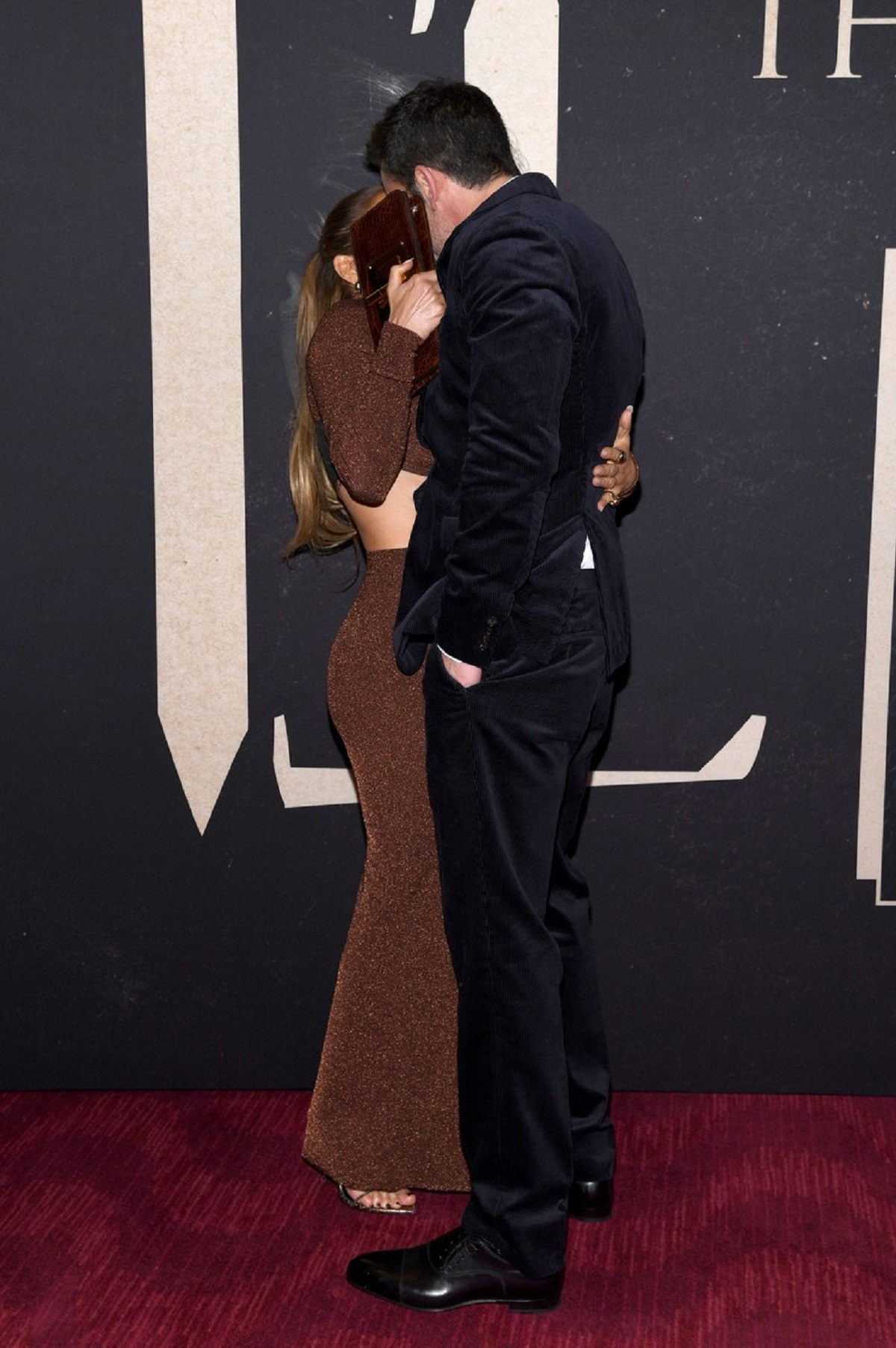 Jennifer Lopez în timp ce se sărută cu Ben Affleck pe covorul roșu la premiera filmului The Last Duel