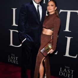 Ben Affleck la costum negru și Jenifer Lopez într-o costumație maro au fost de nerecunoscut pe covorul roșu în New York la premiera filmului The Last Duel