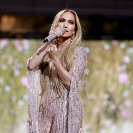 Jennifer Lopez într-o rochie argintie în timp ce și-a impresionat fanii la un concert live